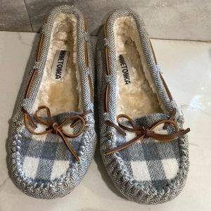 Minnetonka Gray Herringbone Check Faux Fur Lining Slip On Slippers